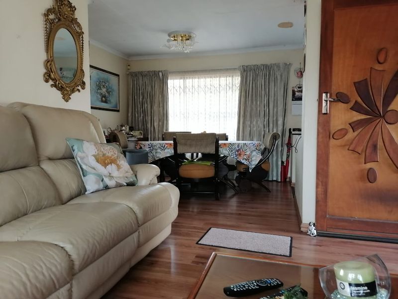 Sunny Family Home with Sparkling Blue Swimming Pool in Cresslawn, waiting for its New Owner. - Photo 7