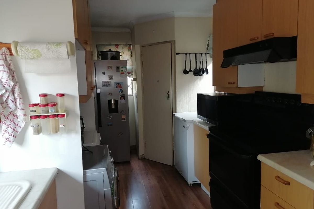 Sunny Family Home with Sparkling Blue Swimming Pool in Cresslawn, waiting for its New Owner. - Photo 5