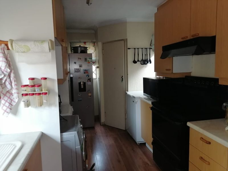 Sunny Family Home with Sparkling Blue Swimming Pool in Cresslawn, waiting for its New Owner. - Photo 5