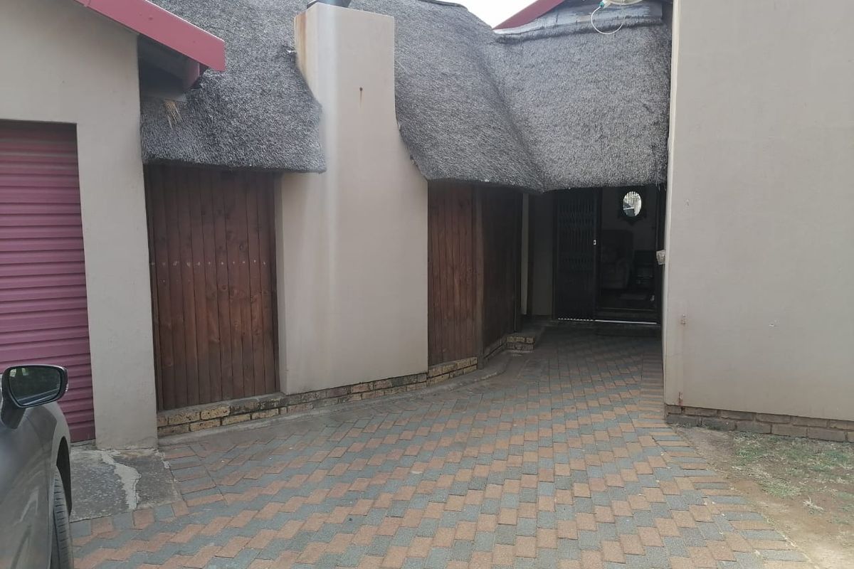 Sunny Family Home with Sparkling Blue Swimming Pool in Cresslawn, waiting for its New Owner. - Photo 2