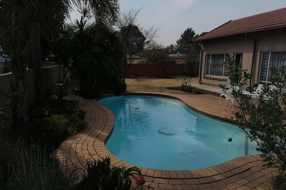 Sunny Family Home with Sparkling Blue Swimming Pool in Cresslawn, waiting for its New Owner. - Photo 3
