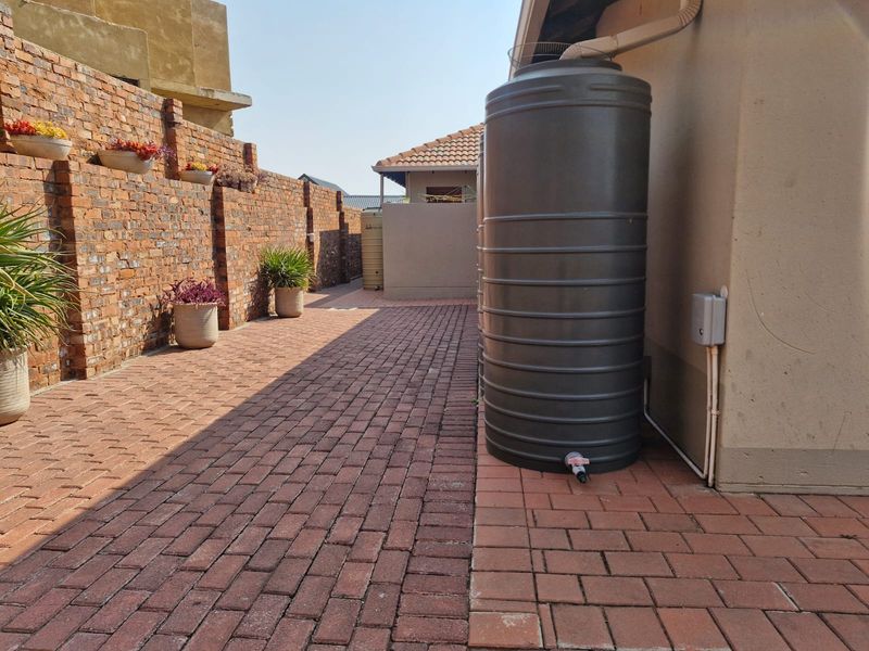 3-Bedroom Home in Seasons Lifestyle Golf Estate - Photo 4