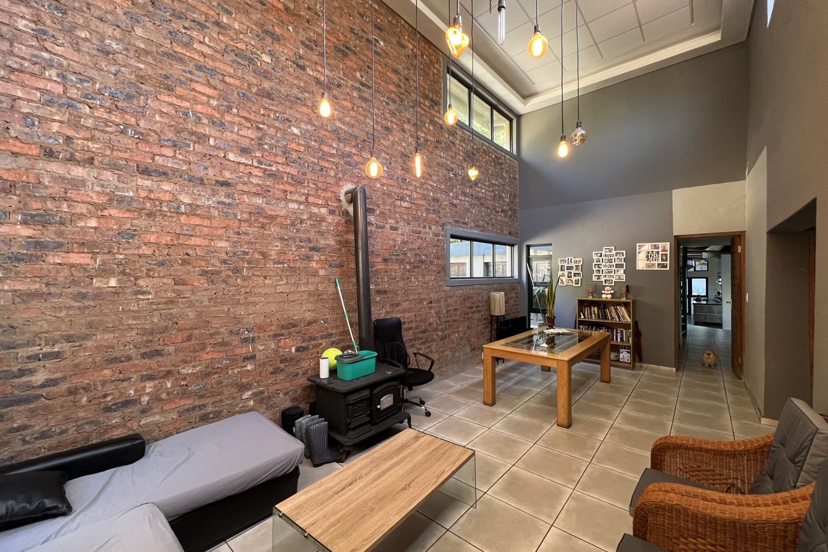 Unlock the Potential: A Character-Filled Home and Investment in One. - Photo 5