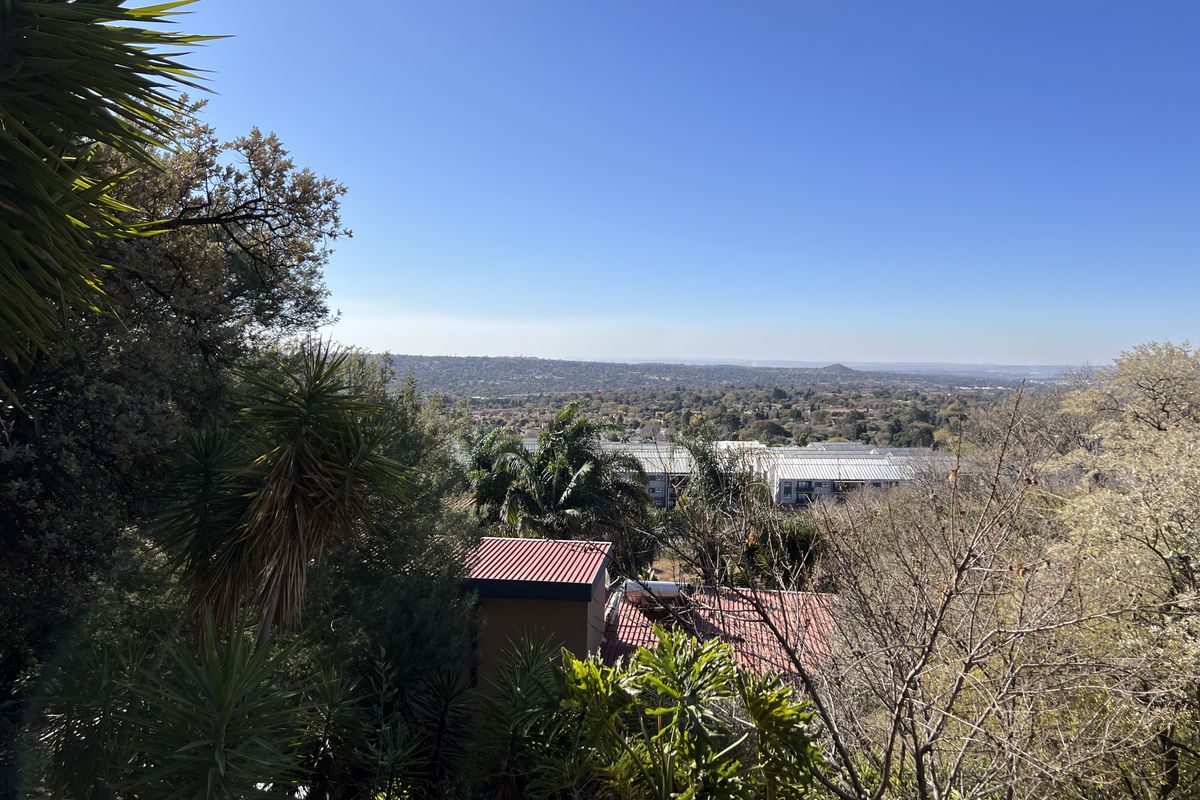 Unlock the Potential: A Character-Filled Home and Investment in One. - Photo 2