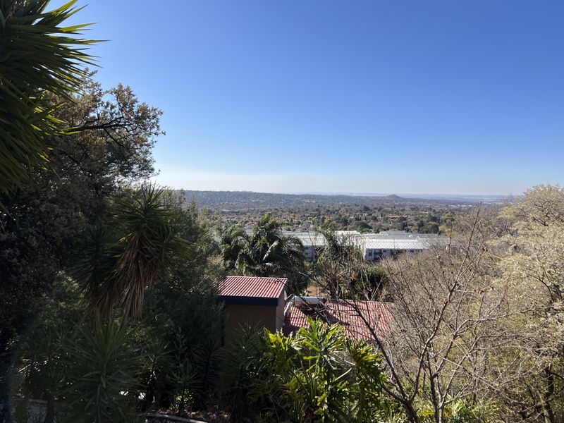 Unlock the Potential: A Character-Filled Home and Investment in One. - Photo 2