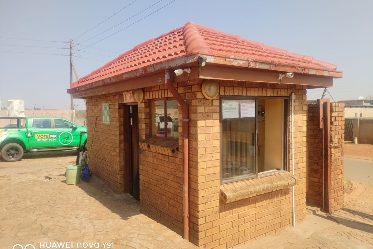 1 Bedroom Apartment in Vosloorus - Photo 3