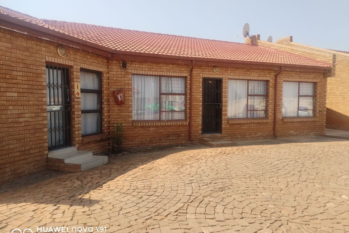 1 Bedroom Apartment in Vosloorus - Photo 2