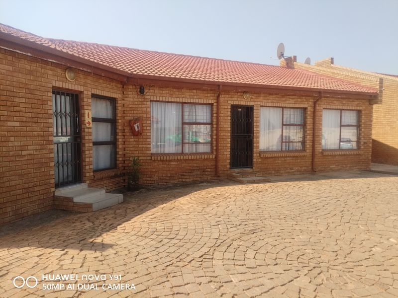 1 Bedroom Apartment in Vosloorus - Photo 2