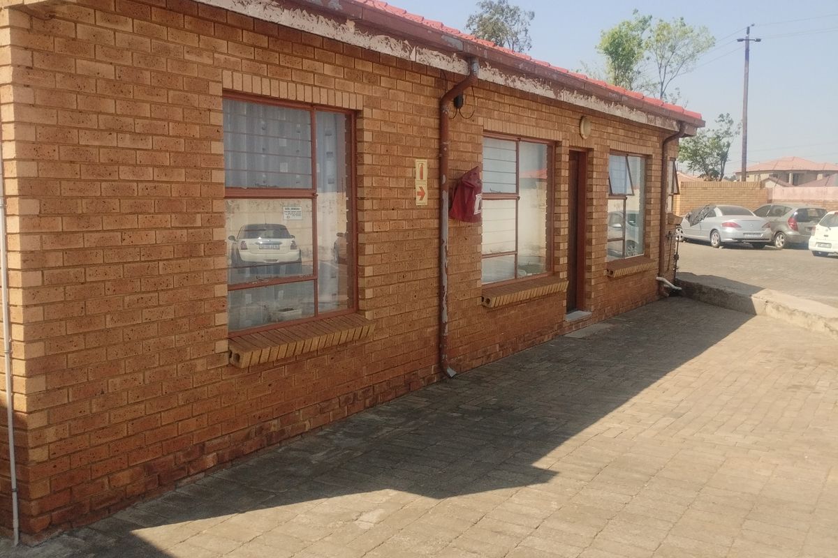 1 Bedroom Apartment in Vosloorus - Photo 4