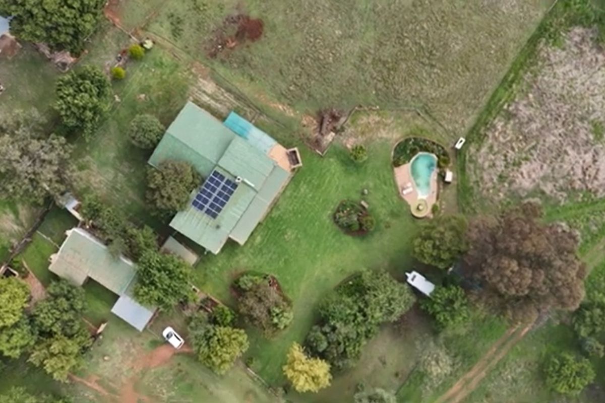 Charming Country Escape with Thriving Guest Business - Photo 2