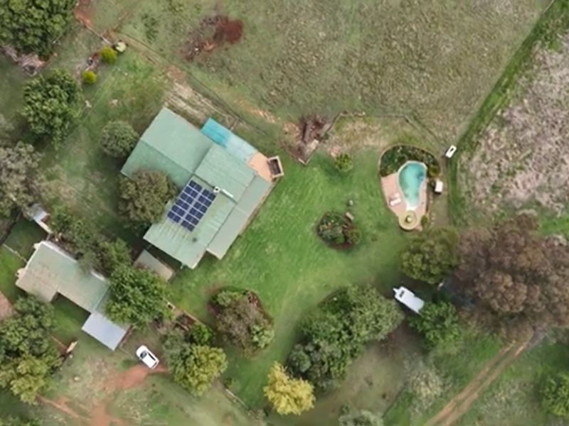 Charming Country Escape with Thriving Guest Business - Photo 2