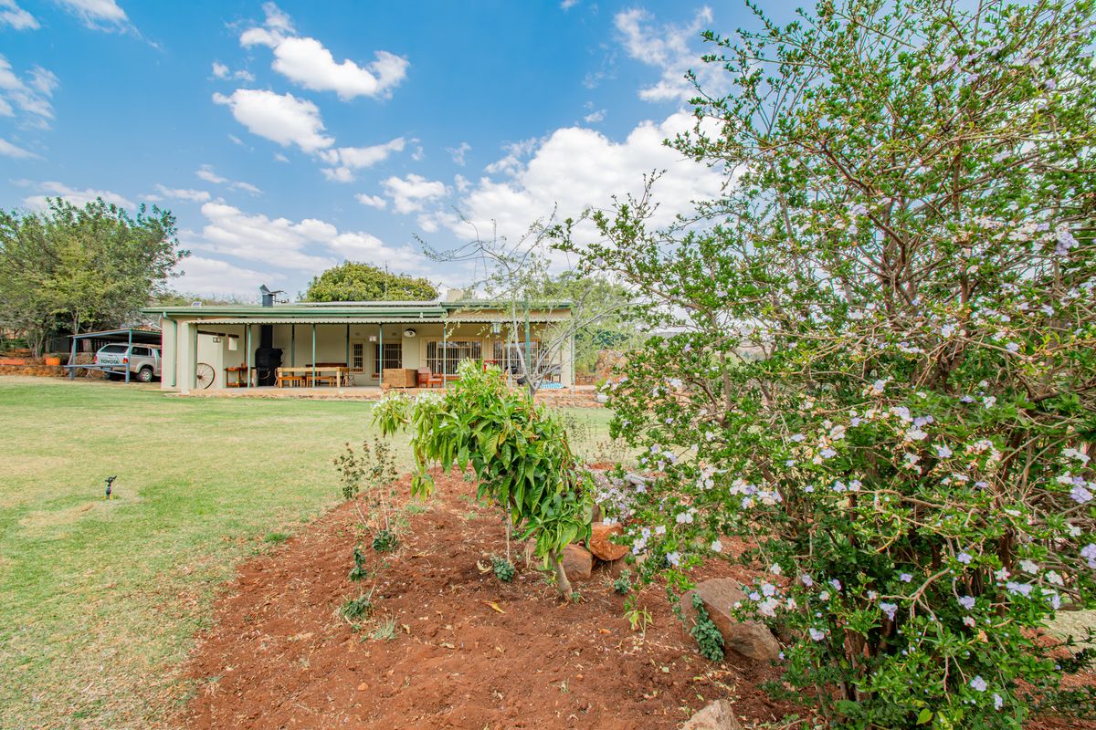 Charming Country Escape with Thriving Guest Business - Photo 4