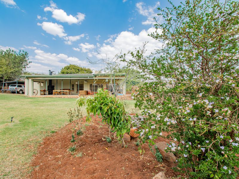 Charming Country Escape with Thriving Guest Business - Photo 4