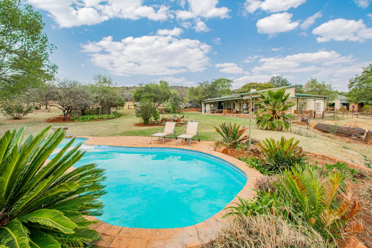 Charming Country Escape with Thriving Guest Business - Photo 3