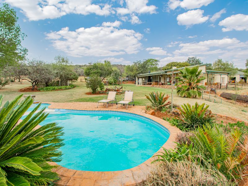 Charming Country Escape with Thriving Guest Business - Photo 3