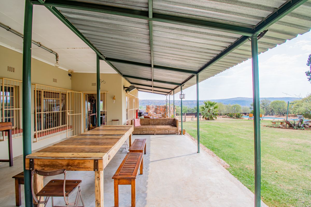 Charming Country Escape with Thriving Guest Business - Photo 5