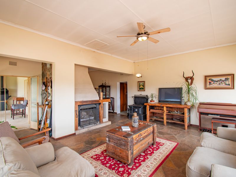 Charming Country Escape with Thriving Guest Business - Photo 7