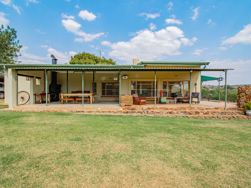 Charming Country Escape with Thriving Guest Business - Photo 6