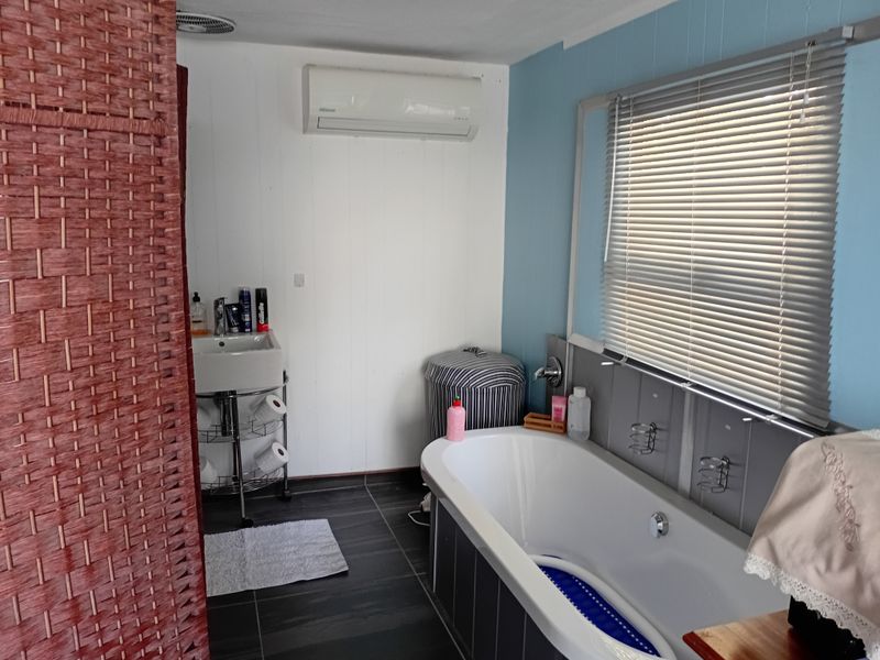 STUNNING UNIT FOR SALE - ENTERTAINERS DREAM WITH A VIEW - Photo 8