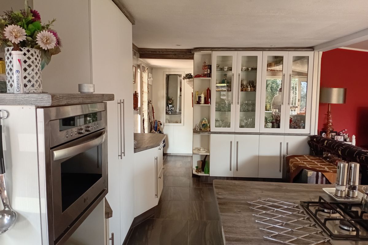 STUNNING UNIT FOR SALE - ENTERTAINERS DREAM WITH A VIEW - Photo 5