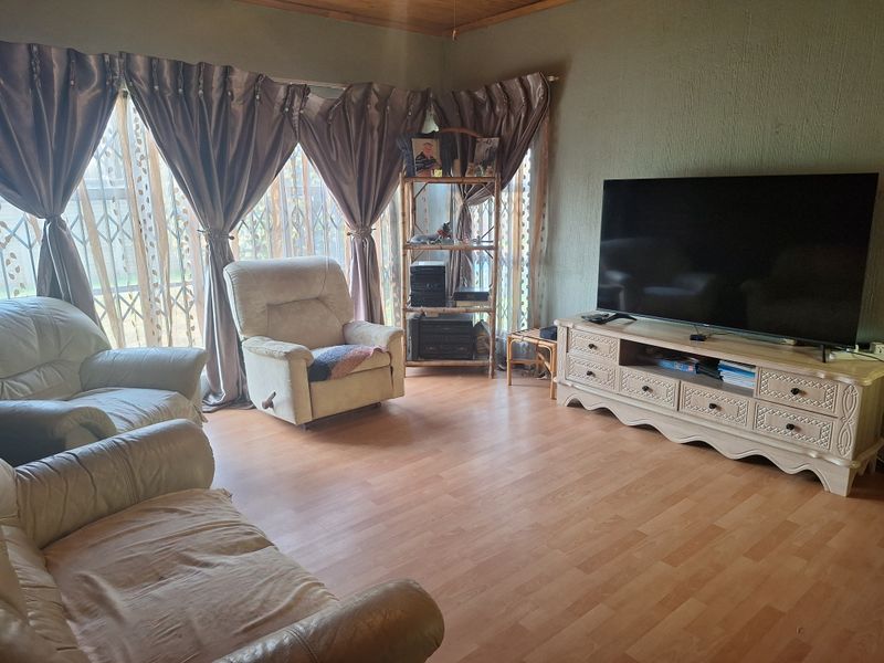 Family home in Henley on Klip - Photo 7