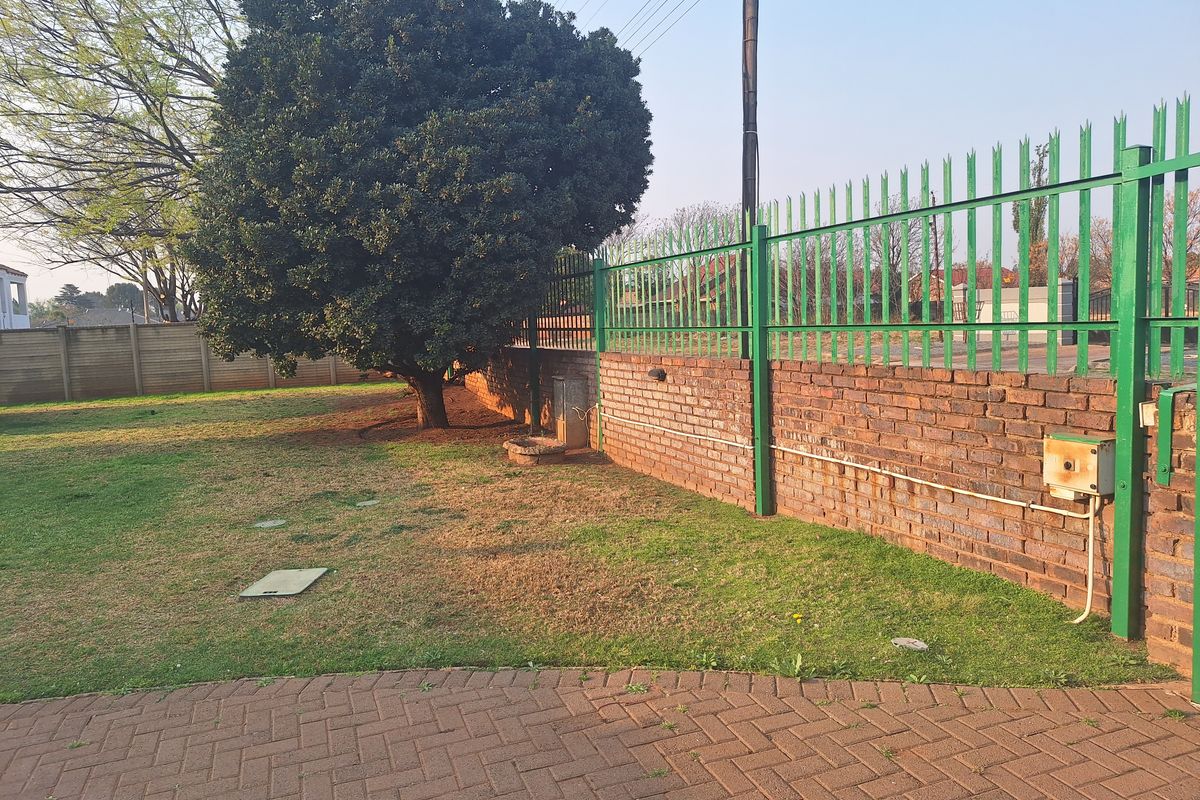 Family home in Henley on Klip - Photo 2