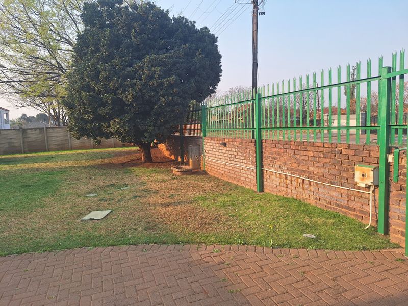 Family home in Henley on Klip - Photo 2