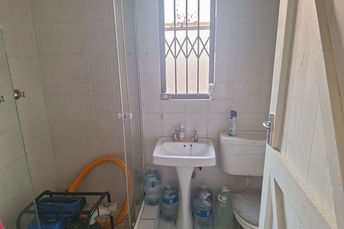 Family home in Henley on Klip - Photo 5