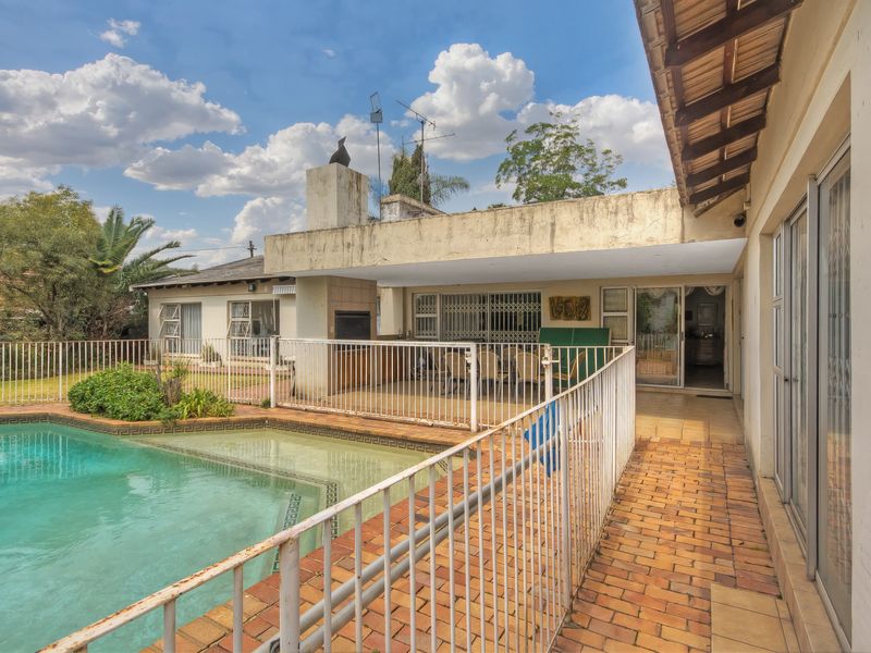 PRICE REDUCED....LARGE SECURE 8 BEDROOM FAMILY HOME AND A WORK FROM HOME OFFICE...A MUST TO SEE.... - Photo 4