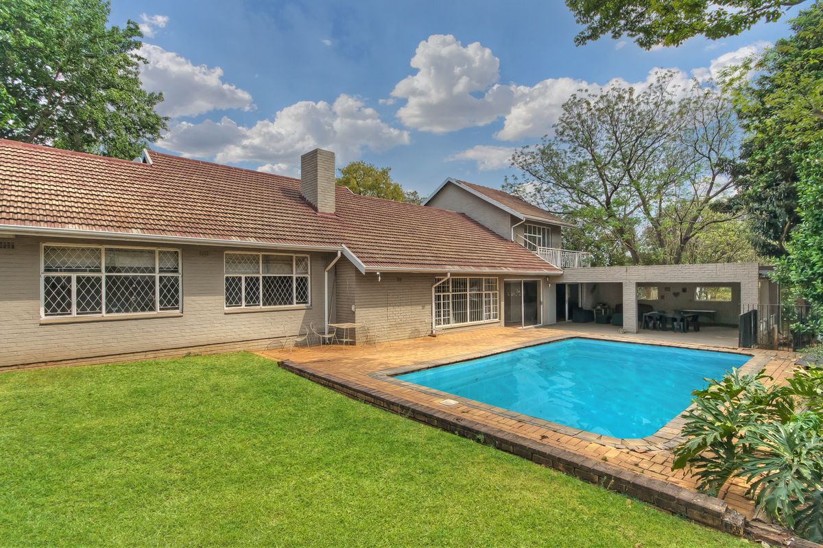 WELCOME TO YOUR DREAM HOME LOCATED IN THE HIGHLY SOUGHT-AFTER NEIGHBORHOOD OF SAVOY ESTATE!!! - Photo 2