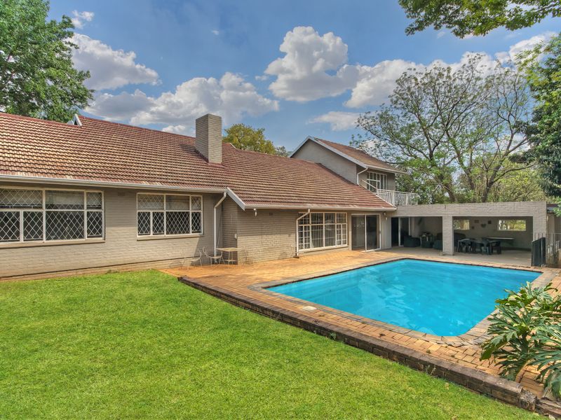 WELCOME TO YOUR DREAM HOME LOCATED IN THE HIGHLY SOUGHT-AFTER NEIGHBORHOOD OF SAVOY ESTATE!!! - Photo 2