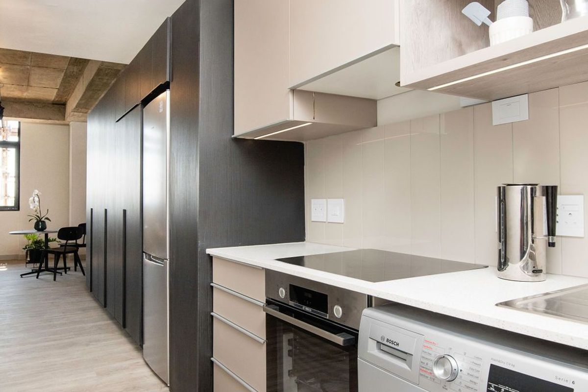 Invest in Lifestyle – Sleek Studio Apartment Nestled in the Heart of Sandton - Photo 2