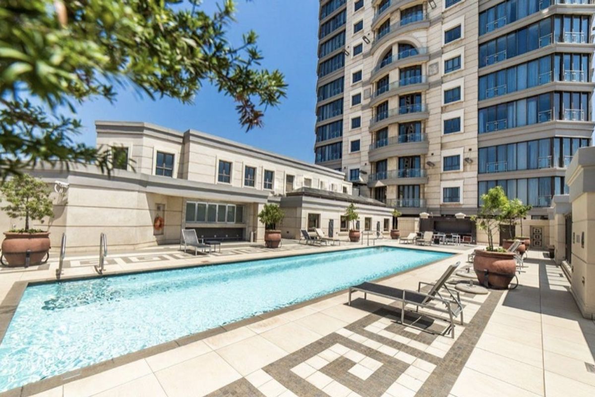 Fully furnished SANDTON SKYRISE APARTMENT - Photo 2