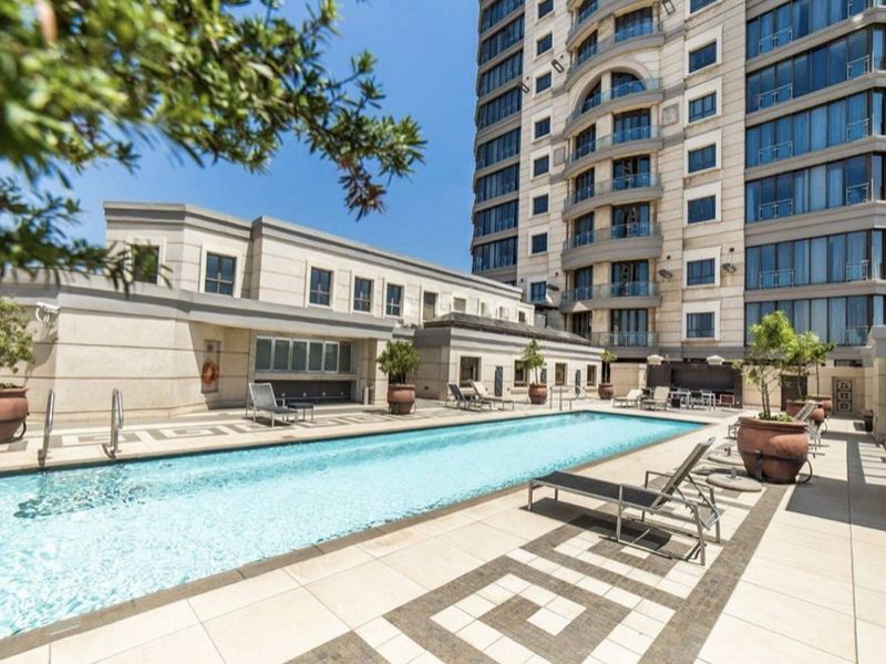 Fully furnished SANDTON SKYRISE APARTMENT - Photo 2