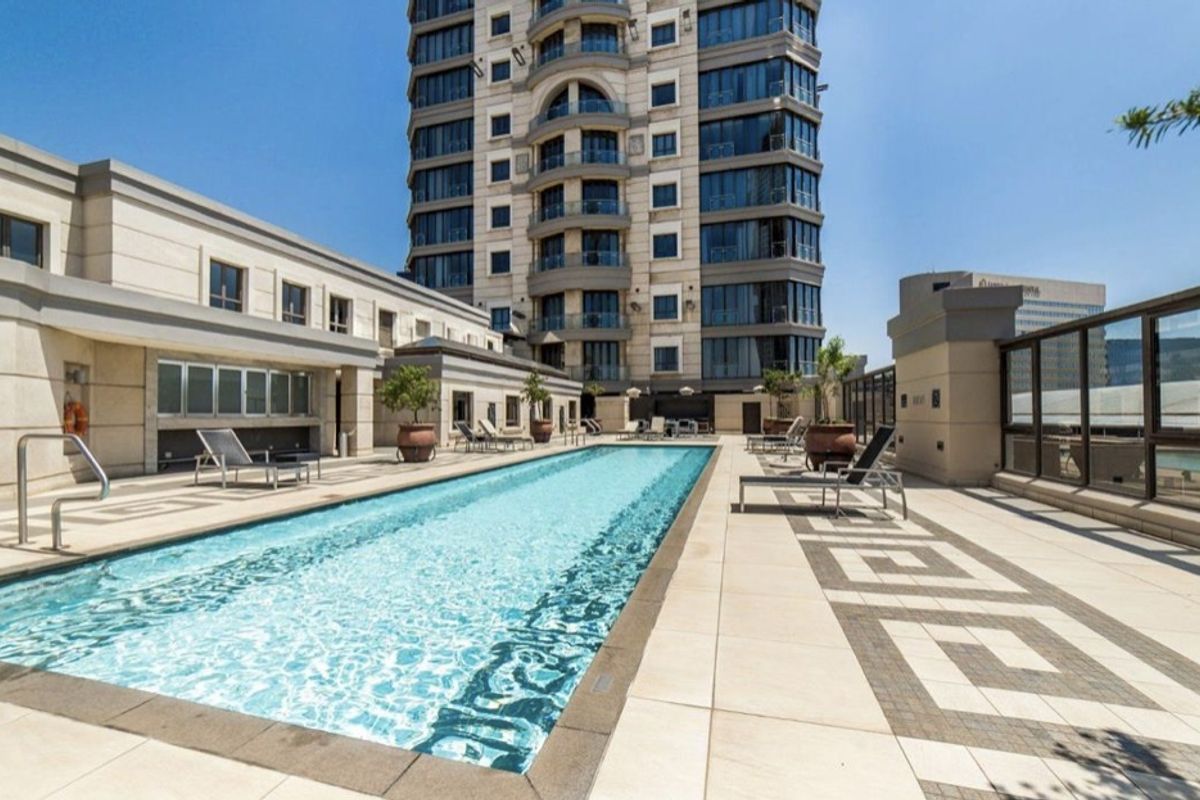 Fully furnished SANDTON SKYRISE APARTMENT - Photo 3