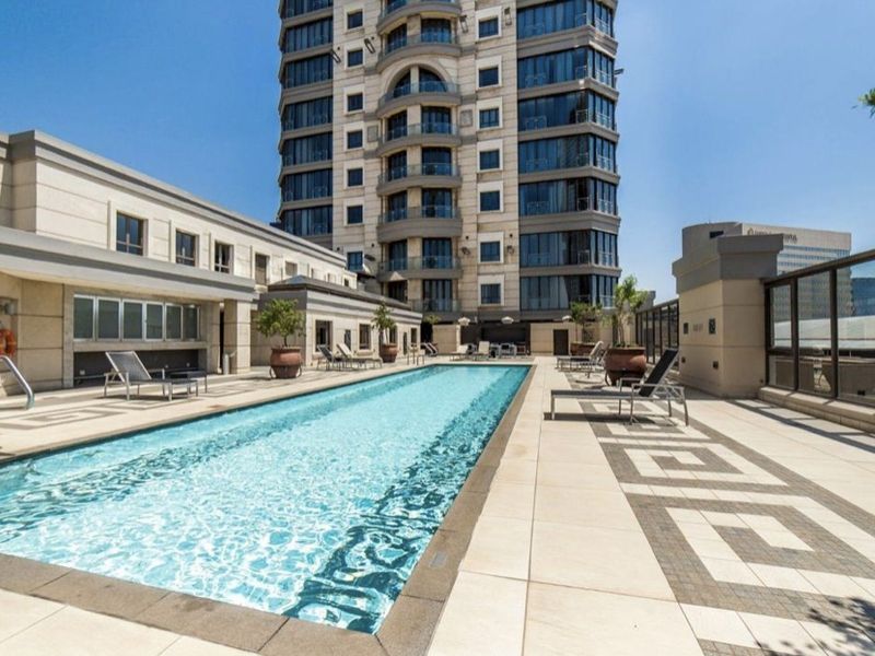 Fully furnished SANDTON SKYRISE APARTMENT - Photo 3