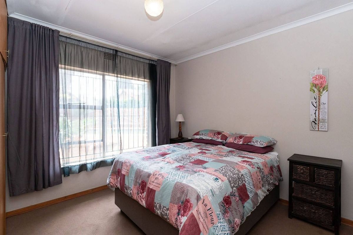 Your Family’s Next Chapter Starts Here – 6-Bedroom Home in Enclosed Area - Photo 5