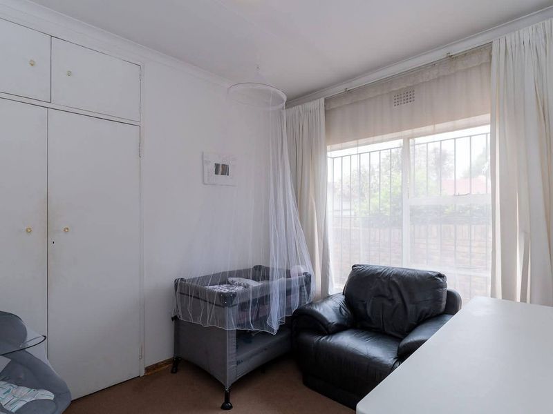 Your Family’s Next Chapter Starts Here – 6-Bedroom Home in Enclosed Area - Photo 7