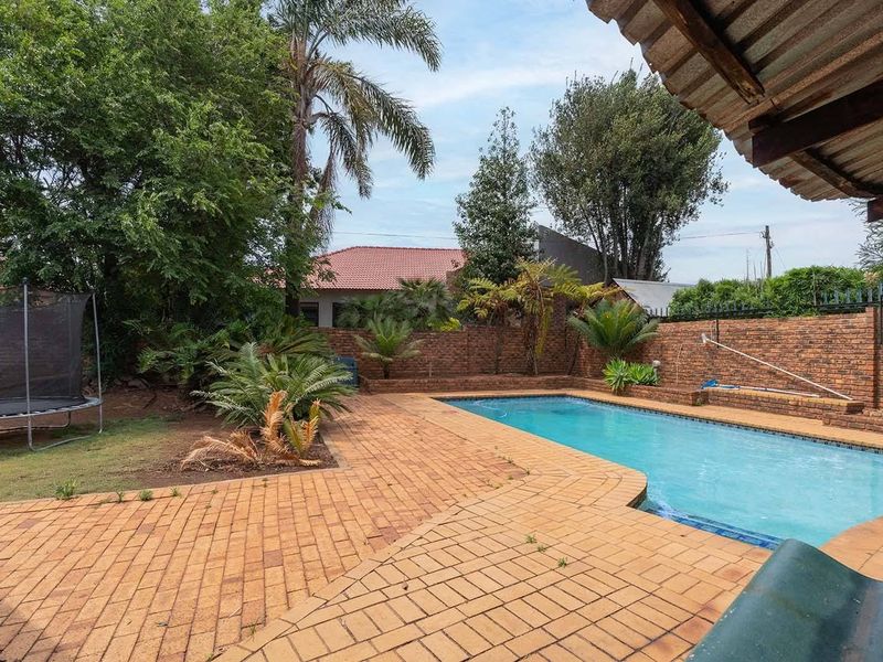 Your Family’s Next Chapter Starts Here – 6-Bedroom Home in Enclosed Area - Photo 3