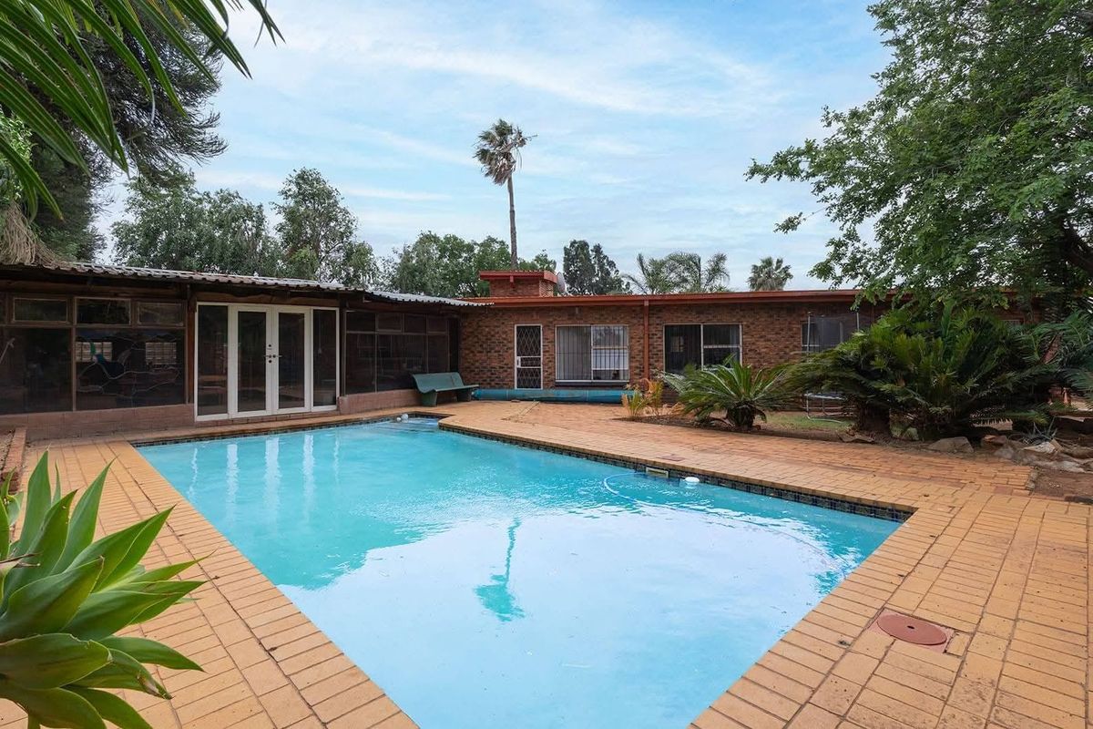 Your Family’s Next Chapter Starts Here – 6-Bedroom Home in Enclosed Area - Photo 2