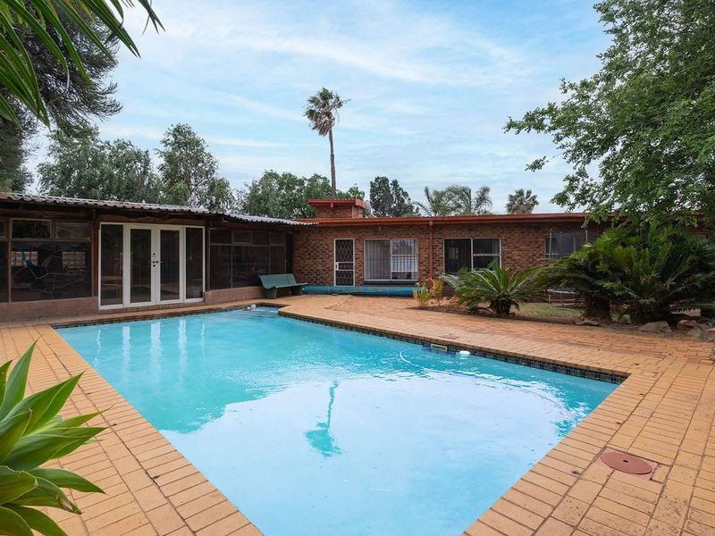 Your Family’s Next Chapter Starts Here – 6-Bedroom Home in Enclosed Area - Photo 2