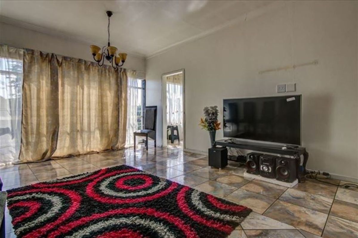 3 Bedroom apartment in enclosed area - Photo 5