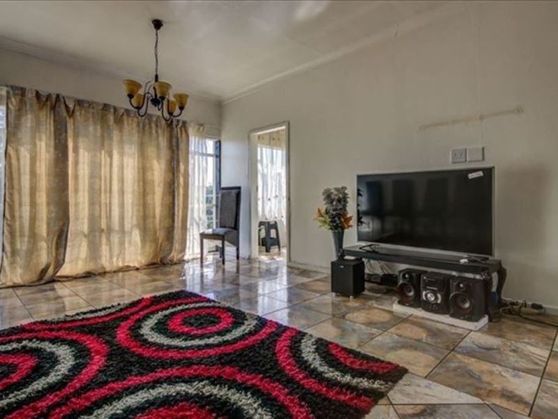 3 Bedroom apartment in enclosed area - Photo 5