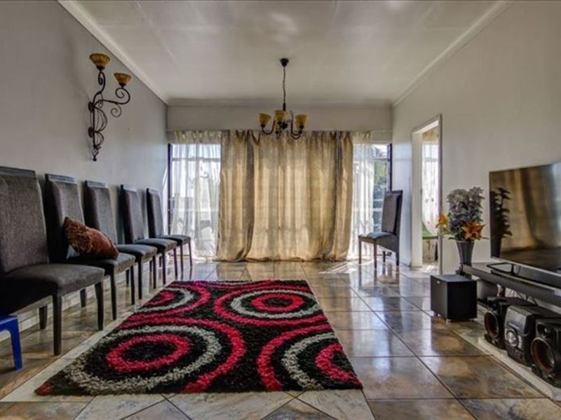 3 Bedroom apartment in enclosed area - Photo 4