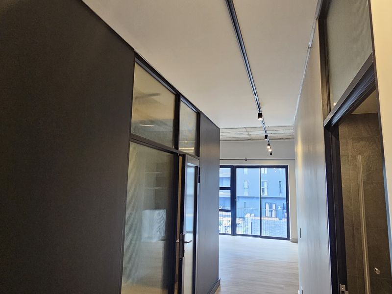 Modern Elegance in the Heart of Sandton – 1-Bedroom Apartment for Sale at The Lineal - Photo 7
