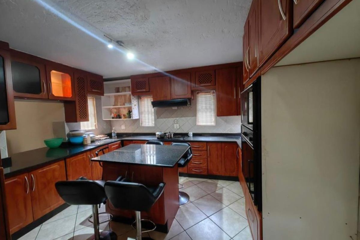 Elegant double storey family home with a pool - Photo 3