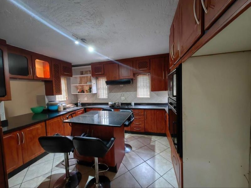 Elegant double storey family home with a pool - Photo 3