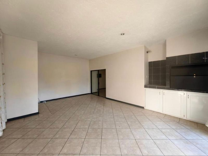 Elegant double storey family home with a pool - Photo 10