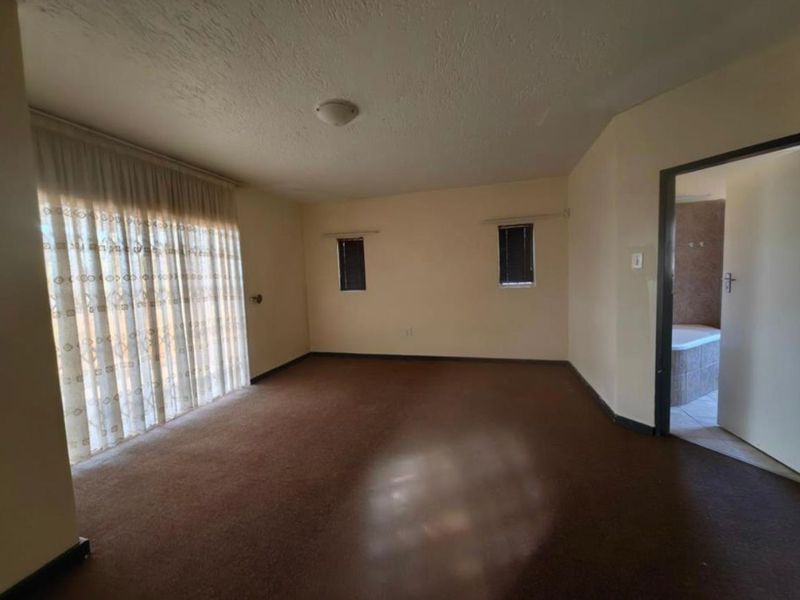 Elegant double storey family home with a pool - Photo 9