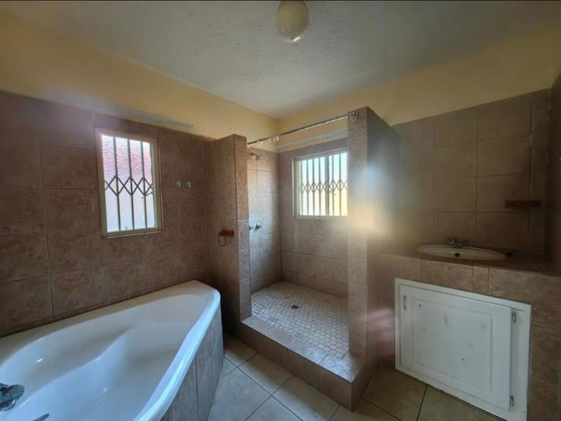 Elegant double storey family home with a pool - Photo 8